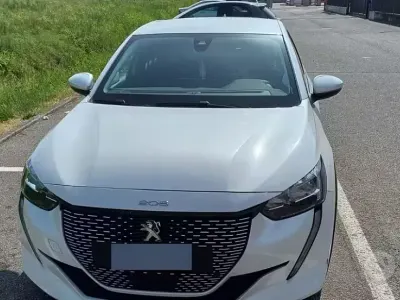 Usata Peugeot e-208 56 kW (77 CV) 2020 Bianco Utilitaria