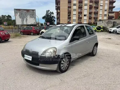 Usata Toyota Yaris 75 CV (55 kW) 2002 Grigio Berlina