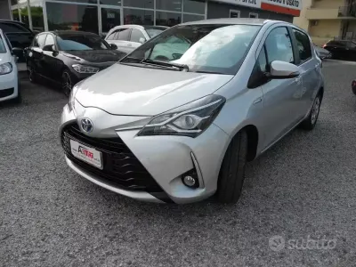 Usata Toyota Yaris Hybrid Business Edition 73 CV (53 kW) 2017 Grigio Berlina