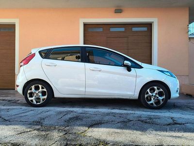 Usata Ford Fiesta 60 CV (44 kW) 2011 Bianco Utilitaria