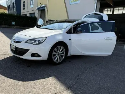 Usata Opel Astra GTC Cosmo 131 CV (96 kW) 2013 Bianco Coupé