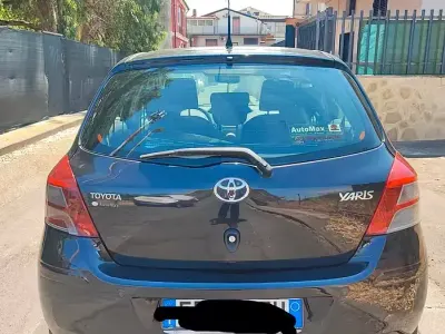 Usata Toyota Yaris 90 CV (66 kW) 2010 Nero Utilitaria