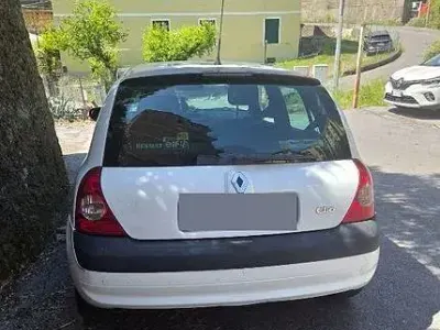Usata Renault Clio II 75 CV (55 kW) 2003 Bianco Berlina