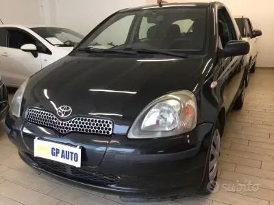 Usata Toyota Yaris 68 CV (50 kW) 2002 Verde Berlina