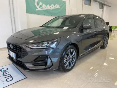 Usata Ford Focus 280 CV (205 kW) 2023 Grigio Berlina