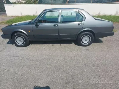 Usata Alfa Romeo Alfetta Quadrifoglio 130 CV (95 kW) 1983 Grigio Berlina