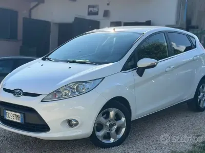 Usata Ford Fiesta Titanium 82 CV (60 kW) 2010 Bianco Berlina