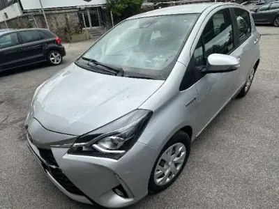 Usata Toyota Yaris Hybrid Active 73 CV (53 kW) 2018 Argento Berlina