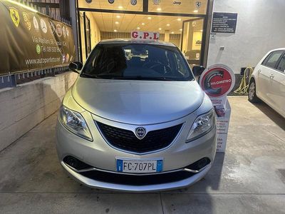 Usata Lancia Ypsilon Gold 69 CV (50 kW) 2016 Argento Utilitaria