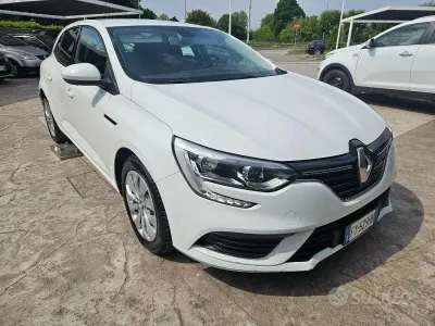 Usata Renault Mégane IV 90 CV (66 kW) 2019 Bianco pastello Berlina