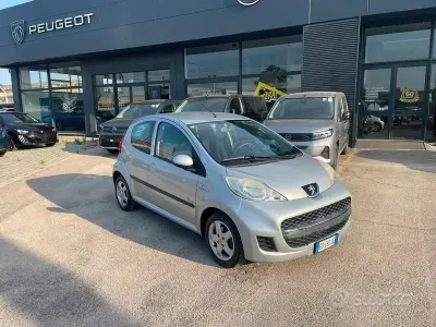 Usata Peugeot 107 68 CV (50 kW) 2010 Grigio Utilitaria