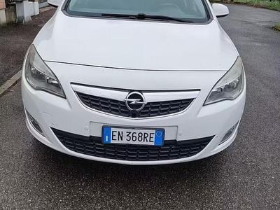 Usata Opel Astra 110 CV (80 kW) 2012 Bianco Station wagon