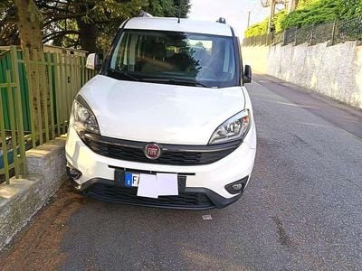 Usata Fiat Doblò 120 CV (88 kW) 2015 Grigio Monovolume