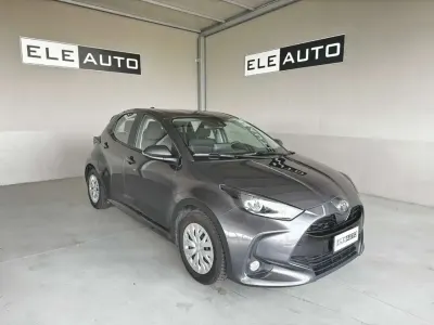 Usata Toyota Yaris Hybrid 92 CV (67 kW) 2022 Grigio scuro Berlina