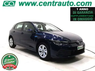 Usata VW Golf VIII Life 110 CV (80 kW) 2022 Blu scuro Berlina