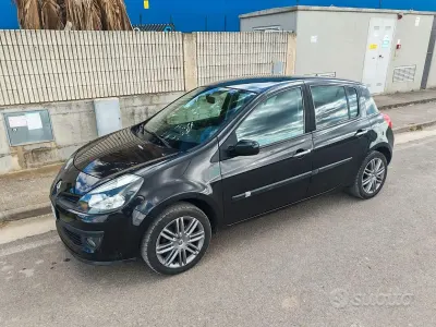 Usata Renault Clio III LE 105 CV (77 kW) 2009 Nero Utilitaria