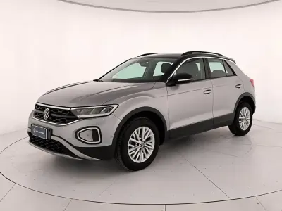 Usata VW T-Roc Life 110 CV (80 kW) 2023 Pyrit silver metallizzato nero SUV