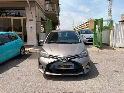 Occasion Toyota Yaris Lounge 69 ch (50 kW) 2016 Argent Berline