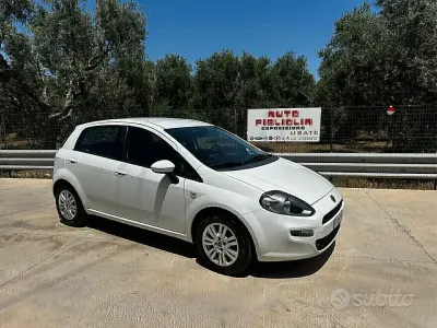 Gebraucht Fiat Punto Lounge 85 PS (62 kW) 2014 Weiß Kleinwagen