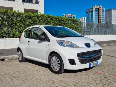 Usata Peugeot 107 68 CV (50 kW) 2011 Bianco Utilitaria