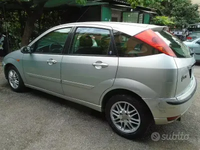 Usata Ford Focus Ghia 99 CV (72 kW) 2002 Grigio Utilitaria