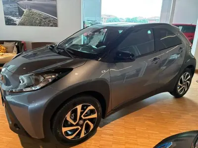 Nieuw Toyota Aygo X Trend 72 PK (52 kW) 2025 Grijs SUV