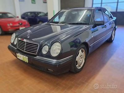 Usata Mercedes E200 Avantgarde 136 CV (100 kW) 1996 Blu Berlina