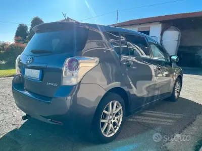 Usata Toyota Verso 126 CV (92 kW) 2009 Grigio Monovolume