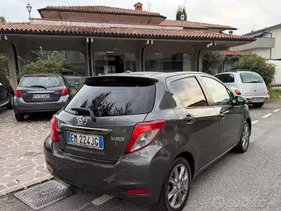 Usata Toyota Yaris Lounge 99 CV (72 kW) 2012 Grigio Utilitaria