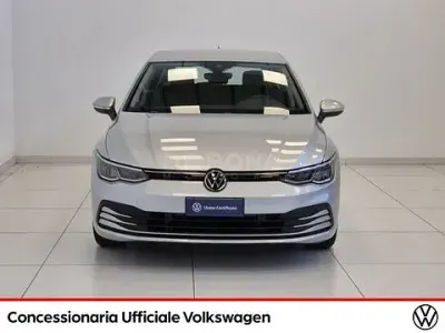 Usata VW Golf VIII Life 110 CV (80 kW) 2021 Argento Utilitaria