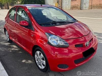 Gebraucht Toyota Aygo 68 PS (50 kW) 2011 Rot Kleinwagen