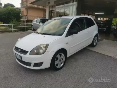 Usata Ford Fiesta 75 CV (55 kW) 2008 Bianco Utilitaria