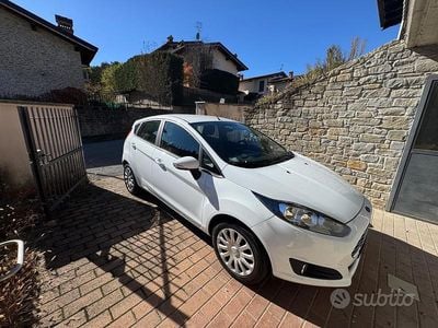 Begagnad Ford Fiesta 97 HK (71 kW) 2013 Vit Sedan