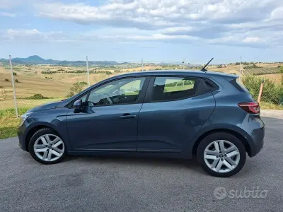 Usata Renault Clio V Evolution 100 CV (73 kW) 2022 Bluazzurro Berlina