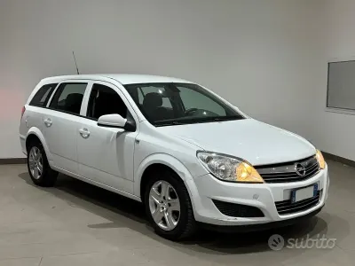 Usata Opel Astra 110 CV (80 kW) 2009 Bianco Station wagon