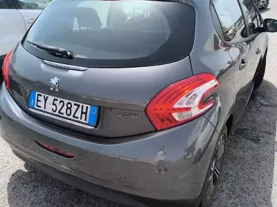 Usata Peugeot 208 82 CV (60 kW) 2015 Grigio Utilitaria