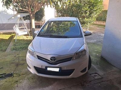 Usata Toyota Yaris 69 CV (50 kW) 2013 Bianco Berlina