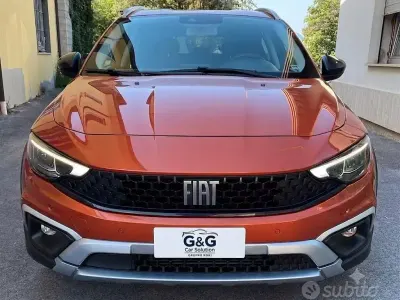 Usata Fiat Tipo Cross 131 CV (96 kW) 2022 Arancione Berlina