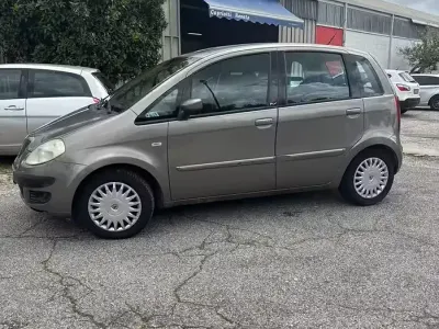 Begagnad Lancia Musa 95 HK (69 kW) 2007 Brun Minibuss