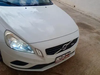 Usata Volvo V60 R-Design 115 CV (84 kW) 2012 Bianco Station wagon