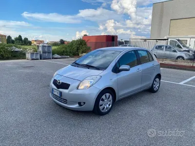 Usata Toyota Yaris 87 CV (63 kW) 2007 Grigio Utilitaria