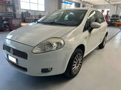 Usata Fiat Grande Punto Dynamic 77 CV (56 kW) 2009 Bianco Utilitaria