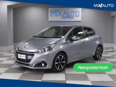 Usata Peugeot 208 Signature Sky 102 CV (75 kW) 2019 Grigio Utilitaria