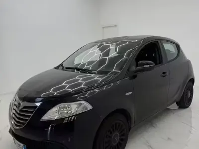 Usata Lancia Ypsilon Platinum 69 CV (50 kW) 2013 Viola Utilitaria