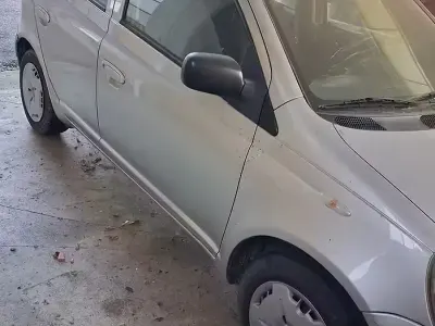 Usata Toyota Yaris 86 CV (63 kW) 2002 Grigio Berlina