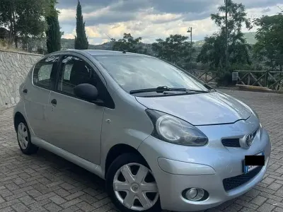Usata Toyota Aygo 68 CV (50 kW) 2011 Grigio Utilitaria