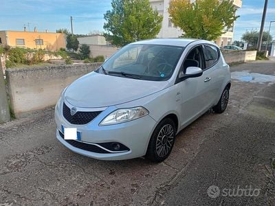 Usata Lancia Ypsilon 95 CV (69 kW) 2017 Argento Utilitaria
