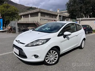 Begagnad Ford Fiesta Titanium 82 HK (60 kW) 2010 Vit Sedan