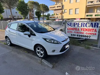 Begagnad Ford Fiesta 60 HK (44 kW) 2011 Vit Sedan