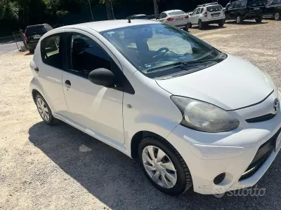 Usata Toyota Aygo Connect Style 68 CV (50 kW) 2012 Bianco Utilitaria